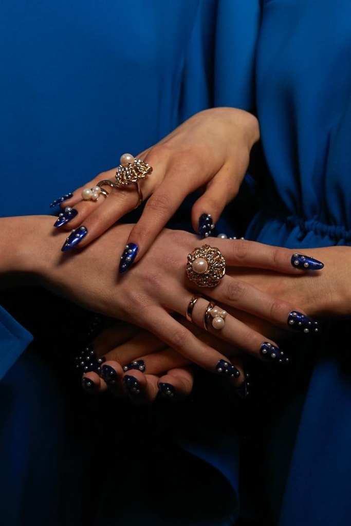 Δοκιμάστε πρώτες τα ολοκαίνουργια nail trends του φθινοπώρου